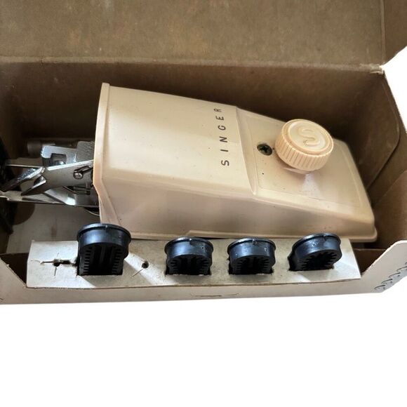 Singer Buttonholer No. 489510 Automatic Buttonhole Stitch Attachment - Picture 2 of 7